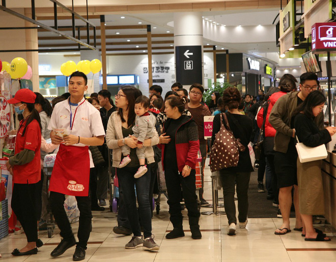 Mưa cả ngày, người Hà Nội đổ về các TTTM mua sắm và vui chơi ngày đầu nghỉ lễ Tết Dương lịch